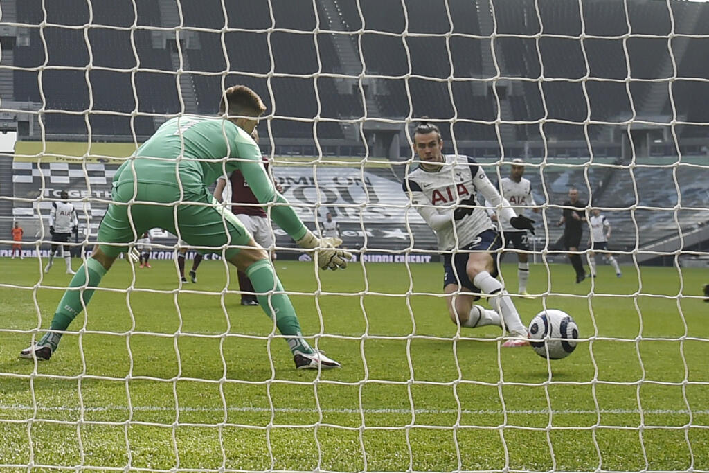 EBE 54 Londýn - Na snímke vpravo hráč Tottenhamu Gareth Bale strieľa gól v zápase 26. kola anglickej Premier League vo futbale Tottenham Hotspur - FC Burnley (4:0) v nedeľu 28. februára 2021. FOTO TASR/AP
Tottenham's Gareth Bale scores the opening goal during an English Premier League soccer match between Tottenham Hotspur and Burnley at the Tottenham Hotspur Stadium in London, England, Sunday, Feb. 28. 2021. (Daniel Leal Olivas/Pool via AP)