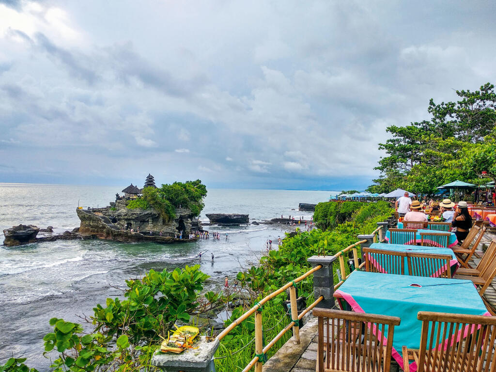 Bali - Chrám Tanah Lot je v mori, dostať sa k nemu sa dá len pri odlive.
