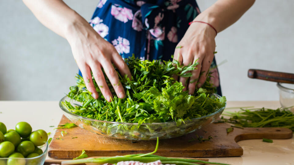 Woman,Hands,Mix,Fresh,Herbs,In,Glass,Bowl,Preparing,Salad