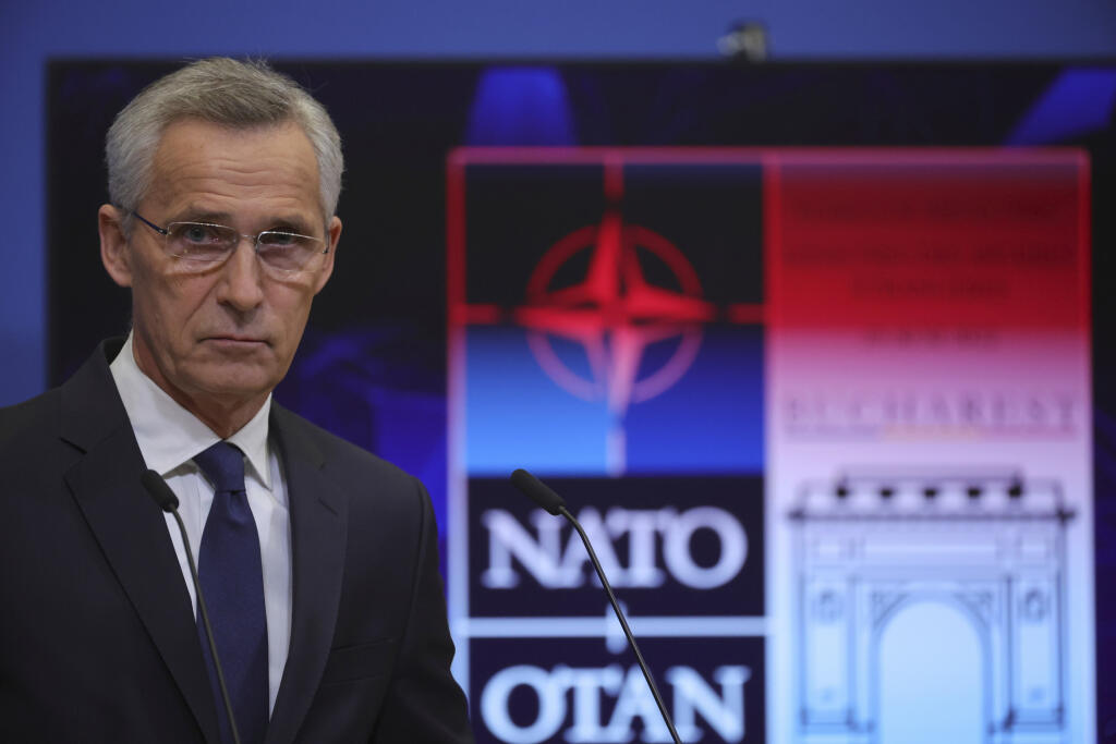 Generálny tajomník NATO Jens Stoltenberg hovorí na tlačovej konferencii pred zasadnutím ministrov zahraničných vecí členských krajín Severoatlantickej aliancie 25. novembra 2022 v Bruseli.