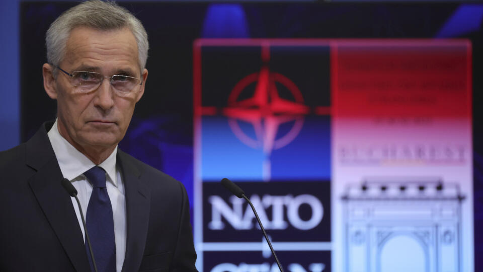 Generálny tajomník NATO Jens Stoltenberg hovorí na tlačovej konferencii pred zasadnutím ministrov zahraničných vecí členských krajín Severoatlantickej aliancie 25. novembra 2022 v Bruseli.