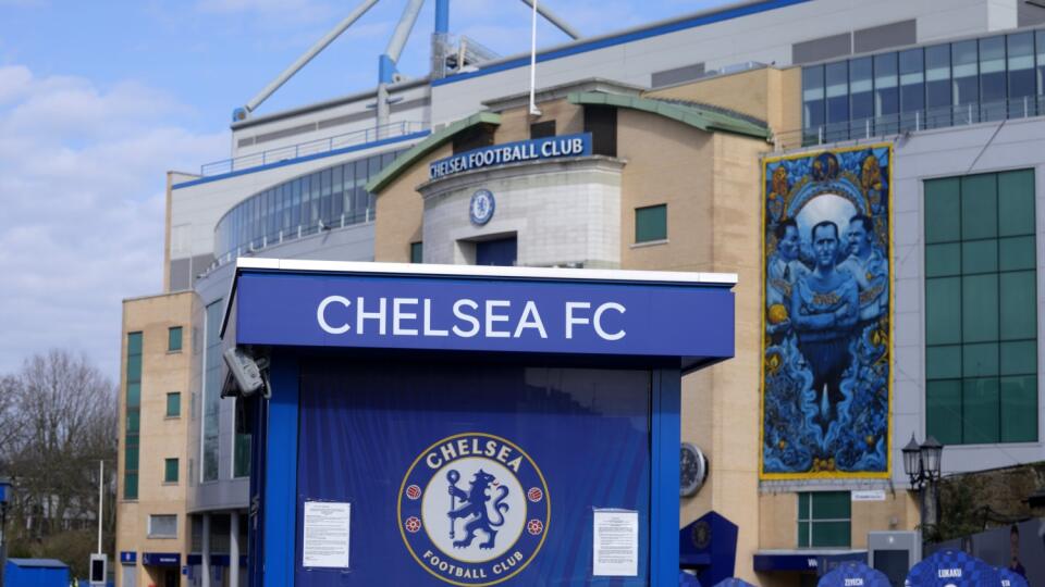 KK26 Londýn - Na snímke vstup na štadión futbalového klubu Chelsea Londýn 10. marca 2022 v Londýne. Majiteľ klubu Roman Abramovič figuruje na sankčnom zozname britskej vlády. Nemôže tak narábať so svojim majetkom a predať klub. Vyplýva to z dokumentu, ktorý vo štvrtok zverejnila britská vláda. FOTO TASR/AP
A view of Chelsea football club's Stamford Bridge stadium in London, Thursday, March 10, 2022. Unprecedented restrictions have been placed on Chelsea’s ability to operate by the British gove