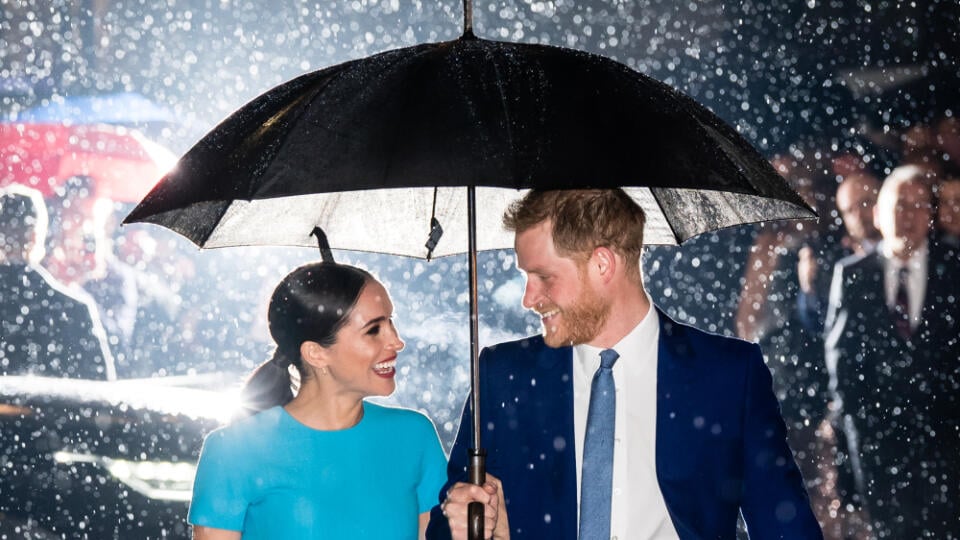 Meghan a Harry opúšťajú kráľovskú rodinu.