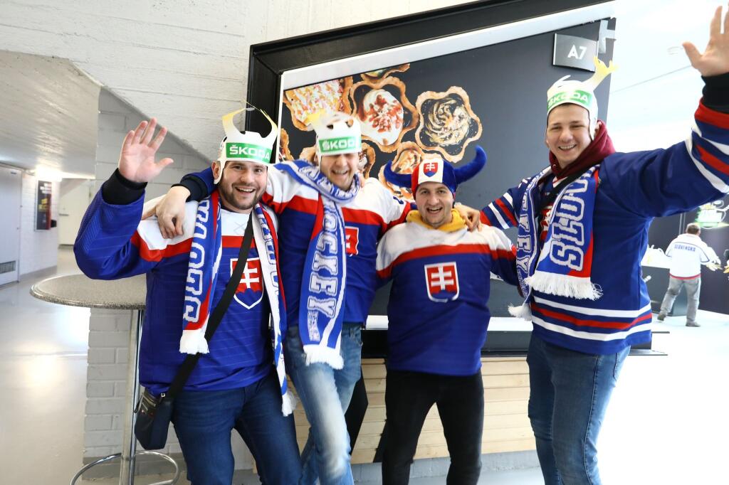 Našich hokejistov hnali vpred stovky slovenských priaznivcov.
