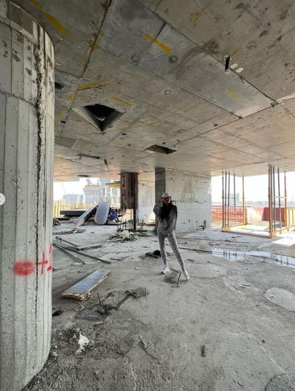 Takto bude vyzerať Plačkovej nový byt v Dubaji. Hotový bude už budúci rok. „Na tomto mieste bude nový druhý domov mojej rodiny, kde som sa rozhodla vychovávať naše deti s tou najväčšou láskou. Kým sa dostavia, možno bude na ceste aj ďalší prírastok. Ak sa zadarí - nech sme komplet,“ napísala k fotke Zuzana. Zdá sa teda, že novopečená mama malého Diona len dva mesiace po pôrode uvažuje nad druhým dieťaťom.