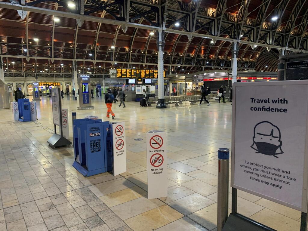 Zopár cestujúcich skoro ráno na stanici metra Paddington v Londýne 13. decembra 2021. Nový koronavírusový variant omikron sa šíri 