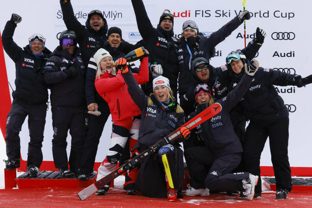 Mikaela Shiffrinová si aj v Česku zapózovala s celým svojím tímom.