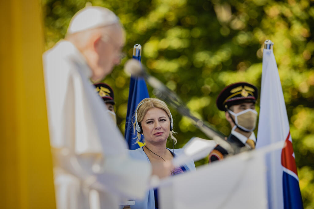 Pápež František sa v pondelok 13.9. 2021 zúčastnil oficiálneho prijatia u Prezidentky Slovenskej republiky Zuzany Čapautovej a následného stretnutia s osobnosťami politického, spoločonského aj kultúrnehon života v záhrade Prezidentského paláca. Na snímke Prezidentka Slovenskej republiky Zuzana Čaputová.