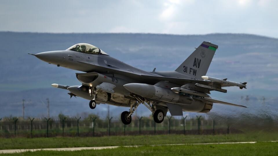 SY 33 Campia Turzii - Na archívnej snímke z 10. apríla 2014 je americký stíhací stroj F-16, ktorý štartuje z rumunskej základne Campia Turzii. Slovenská vláda schválila 11. júla 2018 nákup 14 strojov F-16 V Block 70/72, ktoré by mali nahradiť ruské stíhacie stroje MiG-29. FOTO TASR/AP.
FILE - In this Thursday, April 10, 2014 file photo, a U.S-made F16 fighter jet takes off from an air base in Campia Turzii, Romania. The Slovak government on Wednesday, July 11, 2018 has approved a Defense Minist