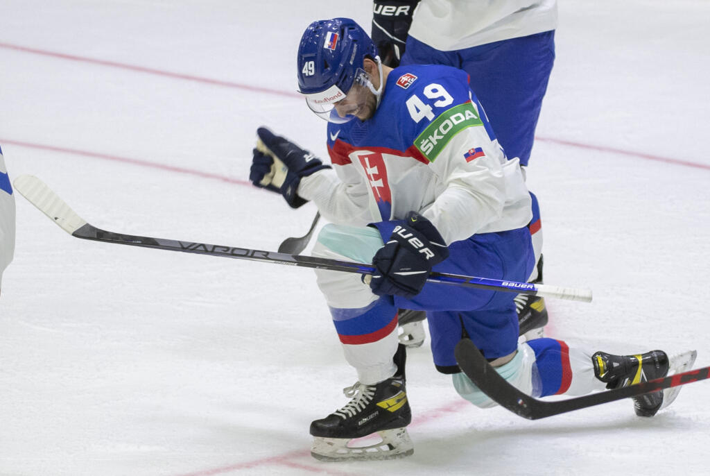 Na snímke Samuel Takáč sa raduje z gólu v úvodnom zápase slovenskej hokejovej reprezentácie v základnej A - skupine Francúzsko - Slovensko na 85. majstrovstvách sveta v ľadovom hokeji v Helsinkách v piatok 13. mája 2022.