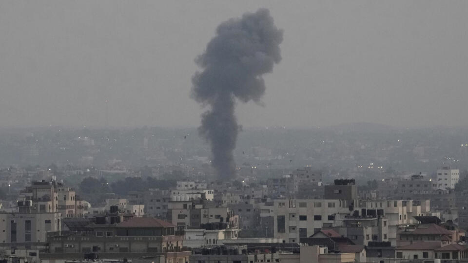 WA 24 Gaza - Dym stúpa po izraelskom leteckom útoku v pásme Gazy v piatok 5. augusta 2022. Letecký útok si vyžiadal najmenej osem obetí a ďalších 40 osôb utrpelo zranenia. Izraelská armáda uviedla, že táto vojenská operácia bola zacielená na militantnú skupinu Palestínsky islamský džihád. FOTO TASR/AP
Smoke rises following Israeli airstrikes on a building in Gaza City, Friday, Aug. 5, 2022. Palestinian officials say Israeli airstrikes on Gaza have killed several people, including a senior mi