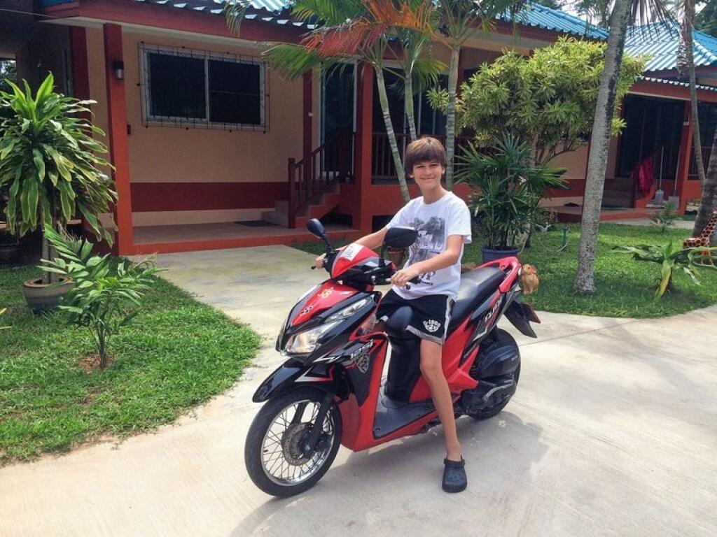 Maroš Kramár zobral svojho syna, ktorý je okrem školy aj zamestnaný v seriáli, na oddychovú dovolenku. Okrem motoriek si vyskúšali tradičné bojové umenie.