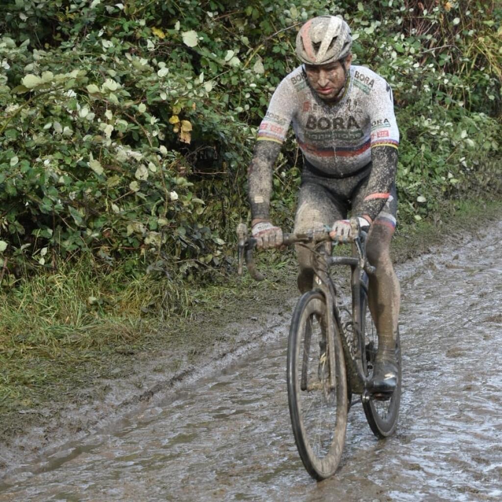 Peter Sagan si na Paríž - Roubaix užil blata dosť na celý život.