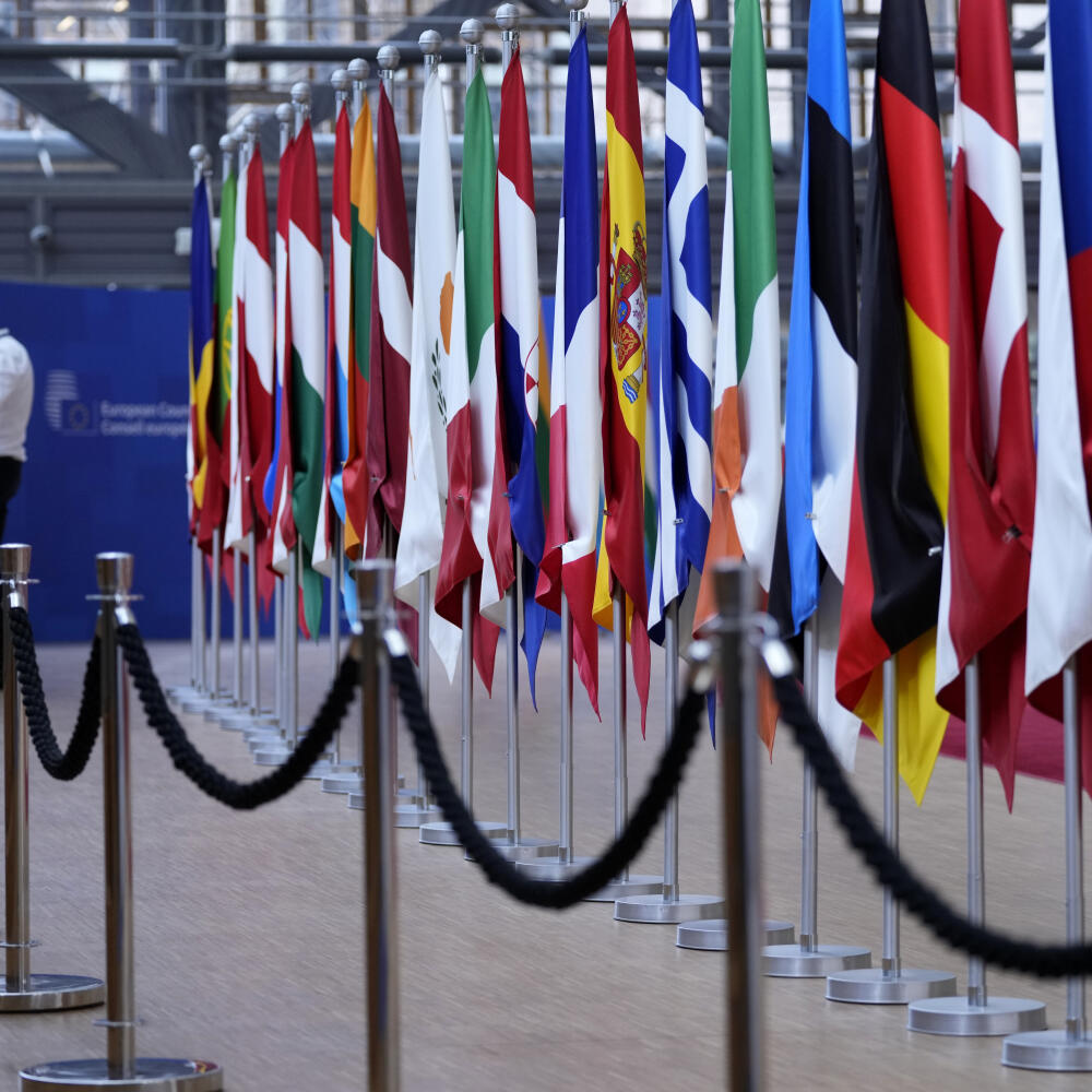 EBE 10 Brusel - Na snímke zamestnanec upravuje vlaky členských krajín Európskej únie počas prípravy na štvrtkový summit EÚ v budove Európskej rady v Bruseli v stredu 20. marca 2024. FOTO TASR/AP
A man moves flags of European Union countries as he prepares for an upcoming EU summit at the European Council building in Brussels, Wednesday, March 20, 2024. Heads of State of the EU meet for a two-day summit beginning on Thursday. (AP Photo/Virginia Mayo)