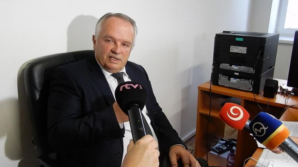 Na snímke sudca Okresného súdu v Poprade Miroslav Radačovský počas rozhovoru s novinármi po vynesení rozsudku v kauze pozemkov vo Veľkom Slavkove, o ktorých vlastníctvo sa prezident Andrej Kiska súdil s Jánom Francom. EASYFOTO TASR - Adriána Hudecová, Poprad, 26. októbra 2018