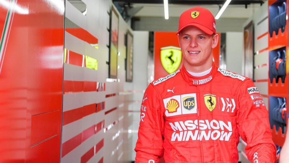 Mick Schumacher, syn sedemnásobného majstra sveta formuly 1 Michaela, dosiahol premiérový triumf vo formule 2.