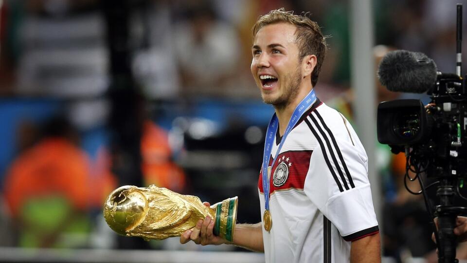 Nemecký futbalista Mario Götze drží víťaznú trofej po zisku titulu svetových šampiónov na 20. MS v Brazílii po tom, čo vo finále zvíťazili nad Argentínou 1:0 po predĺžení 13. júla 2014 v Riu de Janeiro. O triumfe Nemecka rozhodol striedajúci Mario Götze v 113. minúte. FOTO TASR/AP
Germany's Mario Goetze holds the trophy after the World Cup final soccer match between Germany and Argentina at the Maracana Stadium in Rio de Janeiro, Brazil, Sunday, July 13, 2014. Germany bea