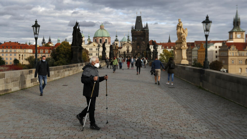 JB 27 Praha - Muž s ochranným rúškom na zabránenie šíreniu nového koronavírusu kráča na stredovekom Karlovom moste v Prahe 8. októbra 2020. V Českej republike pribudlo počas stredy rekordných 5335 nových prípadov nákazy koronavírusom SARS-CoV-2. Je to vôbec najvyšší prírastok od začiatku pandémie. FOTO TASR/AP 

A man wearing a face mask  to protect from coronavirus, crosses the medieval Charles Bridge in Prague, Czech Republic, Thursday, Oct. 8, 2020. Coronavirus infections in the Czech Republi