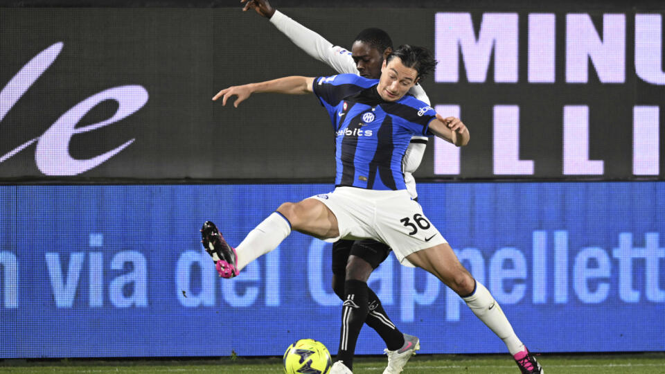 KK42 La Spenzia - Hráč Matteo Darmian (vpedu) z Interu Miláno a Emmanuel Gyasi zo Spenzie v súboji o loptu počas zápasu 26. kola talianskej Serie A Spezia Calcio - Inter Miláno 10. marca 2023 v La Spenzii. FOTO TASR/AP
Inter Milan's Matteo Darmian, front and Spezia's Emmanuel Gyasi battle for the ball during the Italian Serie A soccer match between Spezia and Inter Milan at the Alberto Picco Stadium in La Spezia, Italy, Friday, March 10, 2023. (Tano Pecoraro./LaPresse via AP)