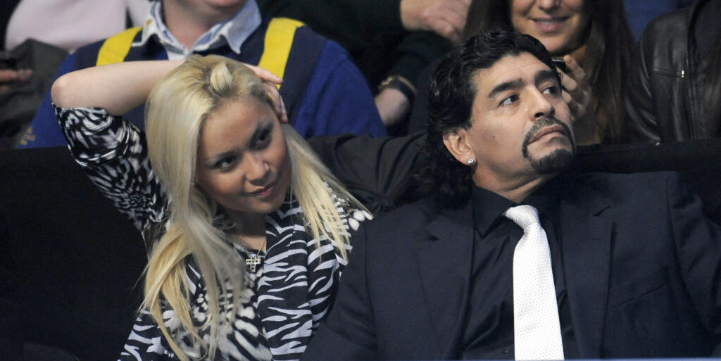 Od roku 2010 randil Maradona s ďalšou mladou kráskou Veronicou Ojedovou. Spolu sa dokonca ukazovali aj na verejnosti a v roku 2013 sa im narodil syn Fiego Fernando. Pár sa nakoniec rozišiel. Maradonove dcéry majú Veronicu doteraz v zuboch.