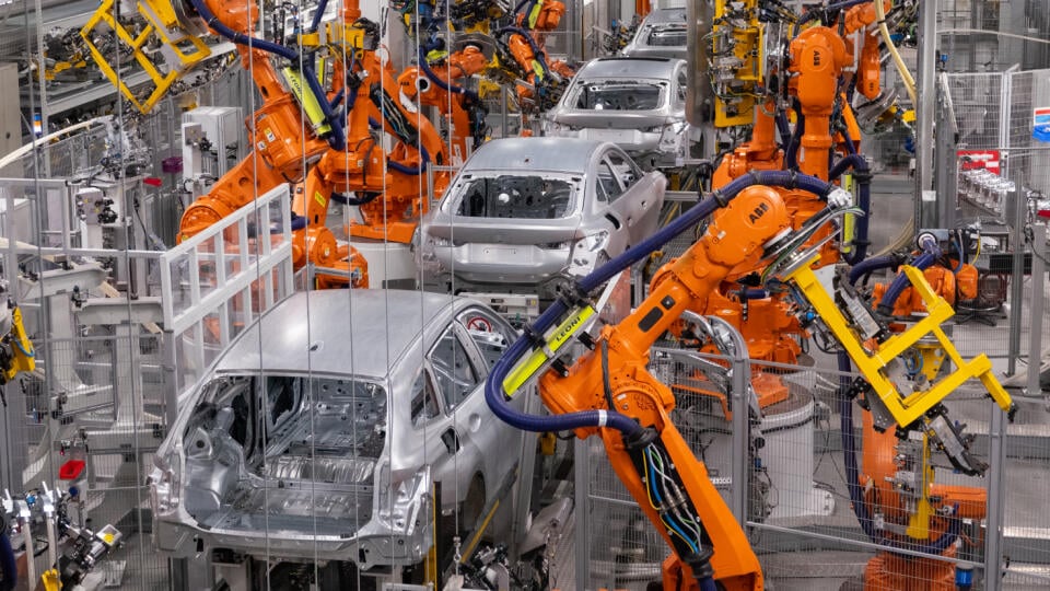 WA 8 archív Mníchov - Na archívnej snímke z 22. októbra 2021 výrobná linka v závode BMW v Mníchove. Nemecký výrobca prémiových áut BMW má za sebou z hľadiska predaja aj napriek čipovej kríze rekordný rok. Počas roka 2021 sa prvýkrát predalo viac než 2,2 milióna vozidiel kmeňovej značky koncernu BMW. FOTO TASR/DPA
ARCHIV - 22.10.2021, Bayern, München: Eine Fertigungsstraße im Münchner Stammwerk von BMW. China und andere Schwellenländer schreiten nach einer neuen Studie der vbw bei der Verbesse