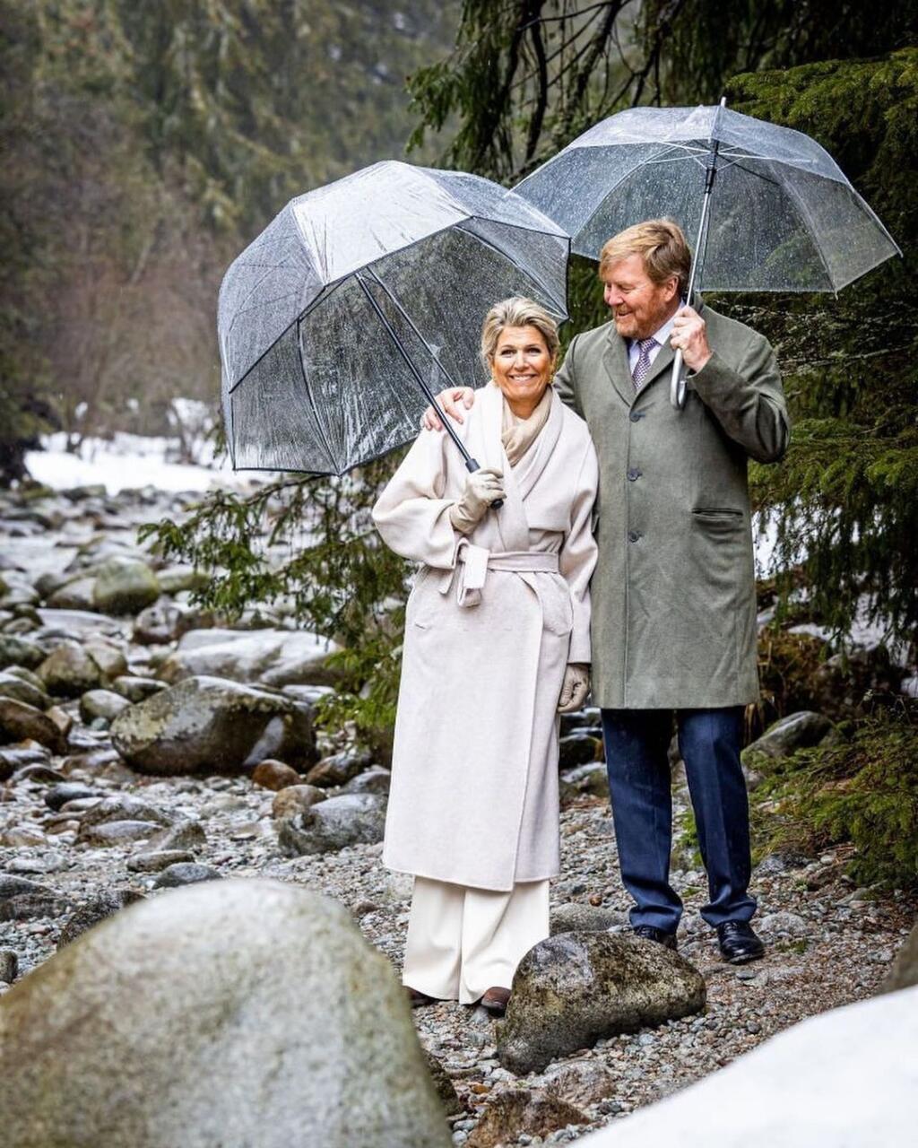 Holandská kráľovná Máxima sa na návšteve Tatranského národného parku objavila v elegantnom nohavicovom kostýme z dielne belgického módneho domu Maison Natan Couture a dlhom vlnenom kabáte značky Massimo Dutti.