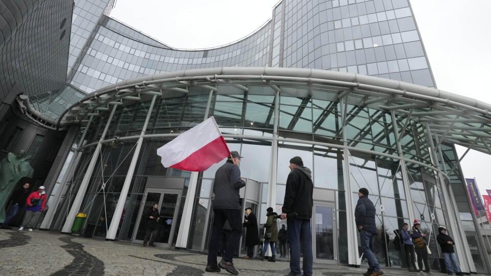 WA 38 Varšava - Aktivisti a zástupcovia opozičnej populistickej strany Právo a spravodlivosť (PiS) stoja počas protestu pred sídlom poľskej verejnoprávnej televízie TVP vo Varšave v stredu 20. decembra 2023. Protestnú akciu zorganizovali proti reformám v štátnej televízii, ktorá bola počas ôsmich rokov vlády strany PiS všeobecne považovaná za