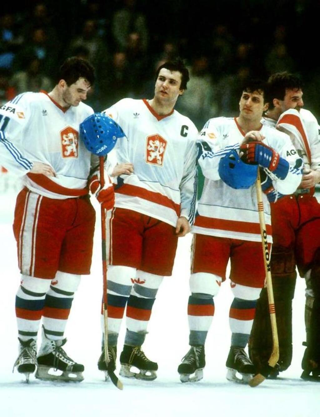 Dárius Rusnák (v strede) spoločne s Vincentom Lukáčom (vpravo) získali pre Československo titul majstrov sveta v roku 1985. Na klubovej úrovni zviedli množstvo nezabudnuteľných zápasov.