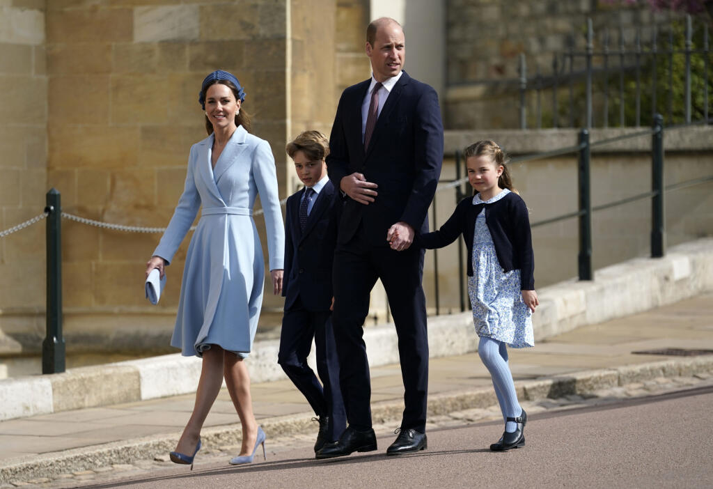 Na veľkonočnú bohoslužbu v Kaplnke sv. Juraja prišli členovia middletonovskej famílie ako cez kopirák. Zatiaľ čo malá Charlotte (6) ohurovala v bledomodrých šatách, podobne ako jej mama Kate (40), šuhaj George (8) nasadil po vzore otca princa Williama (39) štýlový oblek.
