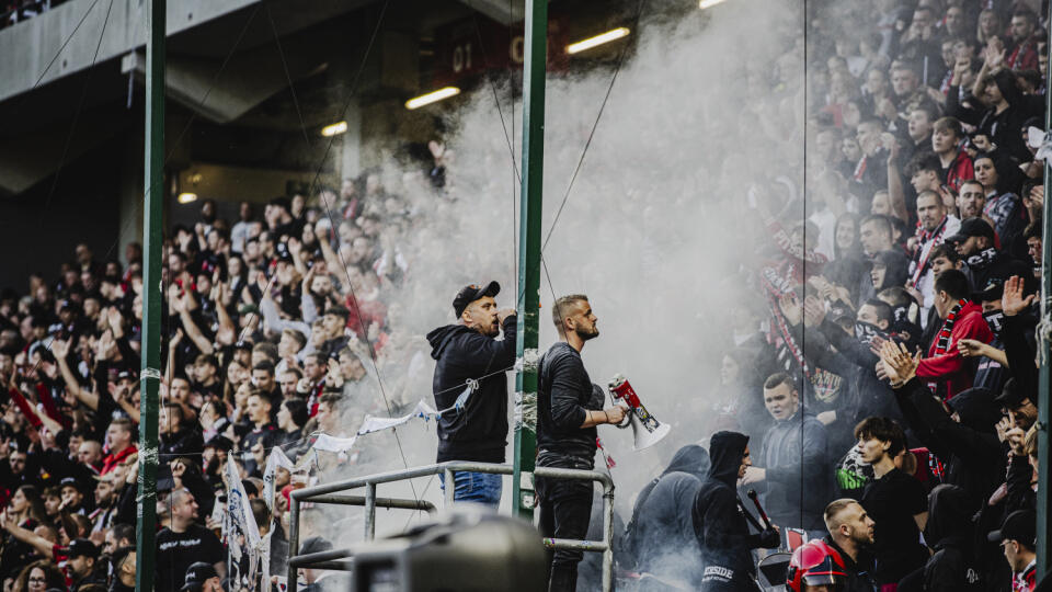 Na snímke fanúšikovia Spartaka spôsobilii požiar na tribúne počas zápasu 11. kola futbalovej Niké ligy medzi FC Spartak Trnava a ŠK Slovan Bratislava.