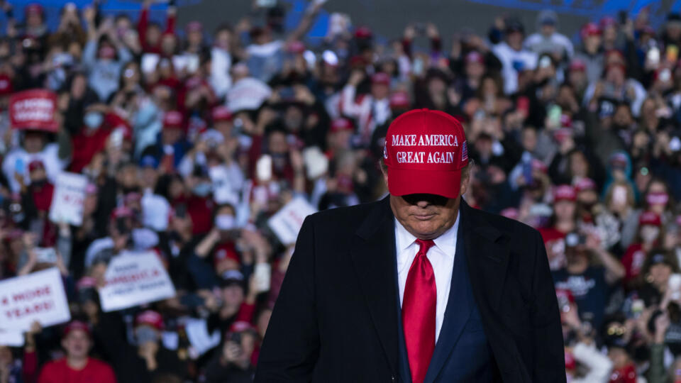 WA 40 Rome - Úradujúci americký prezident Donald Trump prichádza na predvolebné zhromaždenie na letisko Richarda B. Russella v americkom meste Rome v nedeľu 1. novembra 2020. Prezidentské voľby v Spojených štátoch amerických sú naplánované na 3. novembra. Voliči budú rozhodovať o tom, či súčasný prezident Donald Trump zostane v Bielom dome ďalšie štyri roky. Trumpovým vyzývateľom je demokratický kandidát Joe Biden, ktorý bol viceprezidentom v ére úradovania prezidenta Baracka Obamu. Trump je v p