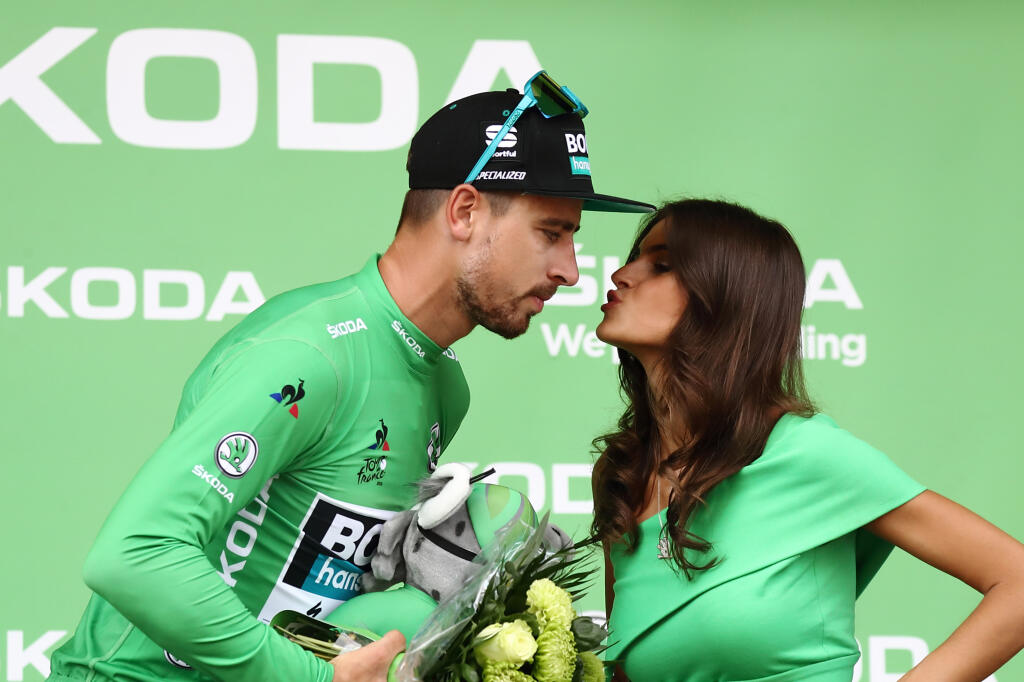 Takmer aj Tour de France podľahla tlaku skupín zastupujúcich ženské práva a z poetapových ceremoniálov odstránila sexi hostesky. Našťastie pre mužských fanúšikov zostali.