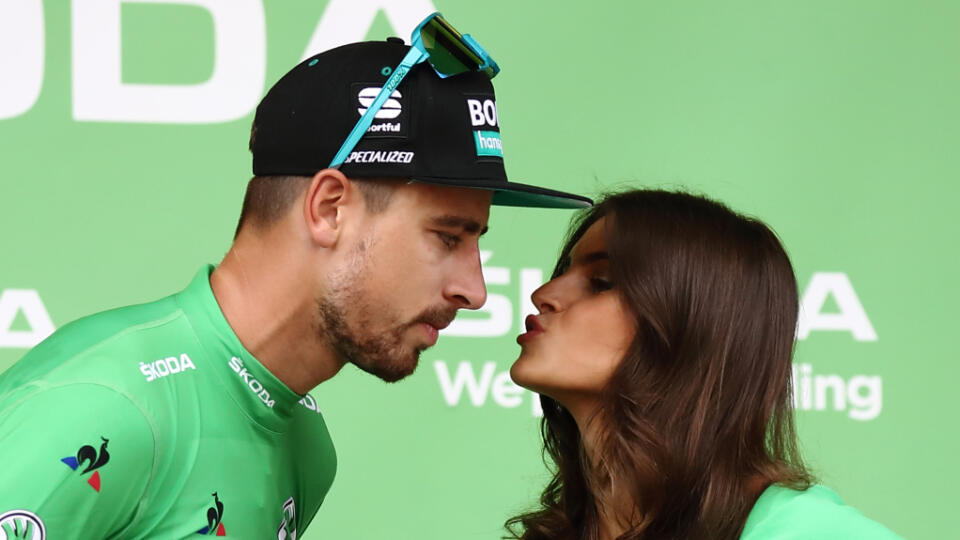 Takmer aj Tour de France podľahla tlaku skupín zastupujúcich ženské práva a z poetapových ceremoniálov odstránila sexi hostesky. Našťastie pre mužských fanúšikov zostali.