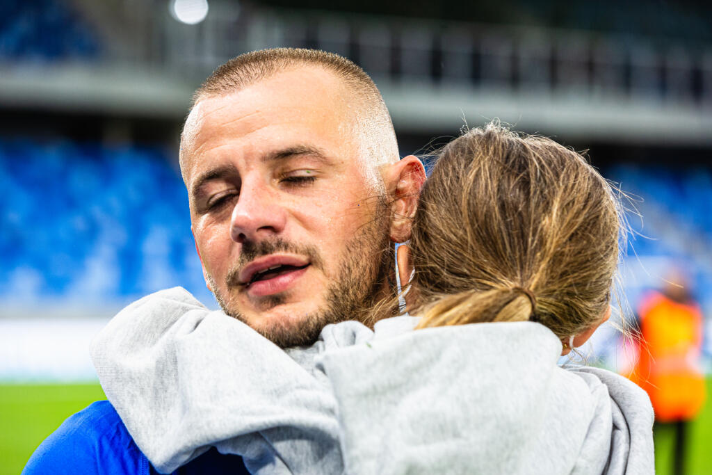 Na snímke Vladimír Weiss ml. s dcérou na ramenách pred dekorovaním za prvenstvo vo futbalovej Fortuna lige (2019/20) po skončení posledného 5. kola futbalovej Fortuna ligy ŠK Slovan Bratislava - Spartak Trnava 11. júla 2020 v Bratislave.
