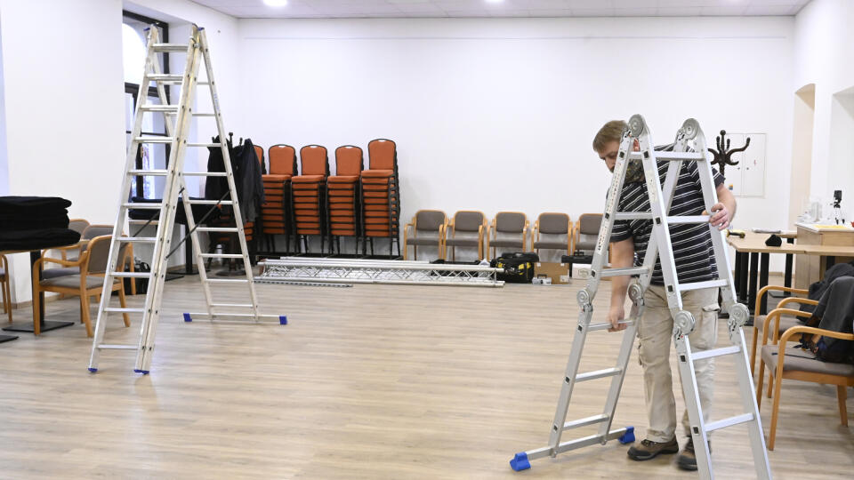 Trenčiansky Klub Lúč dočasne mení svoje pôsobisko. Jeden z najstarších klubových priestorov na Slovensku sa z kina Hviezda, ktoré mesto rekonštruuje, sťahuje do objektu na Mierovom námestí. Na snímke sťahovanie do nových priestorov. Trenčín, 4. decembra 2020. FOTO TASR - Radovan Stoklasa