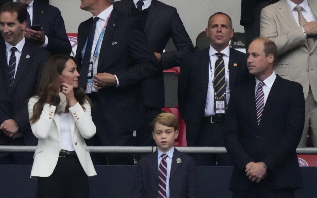 Vojvodkyňa Kate sledovala finále Eura s manželom Williamom a synom Georgom. Sedemročný princ sa po góle Anglicka odtrhol z reťaze, no po zápase mu nebolo do smiechu.