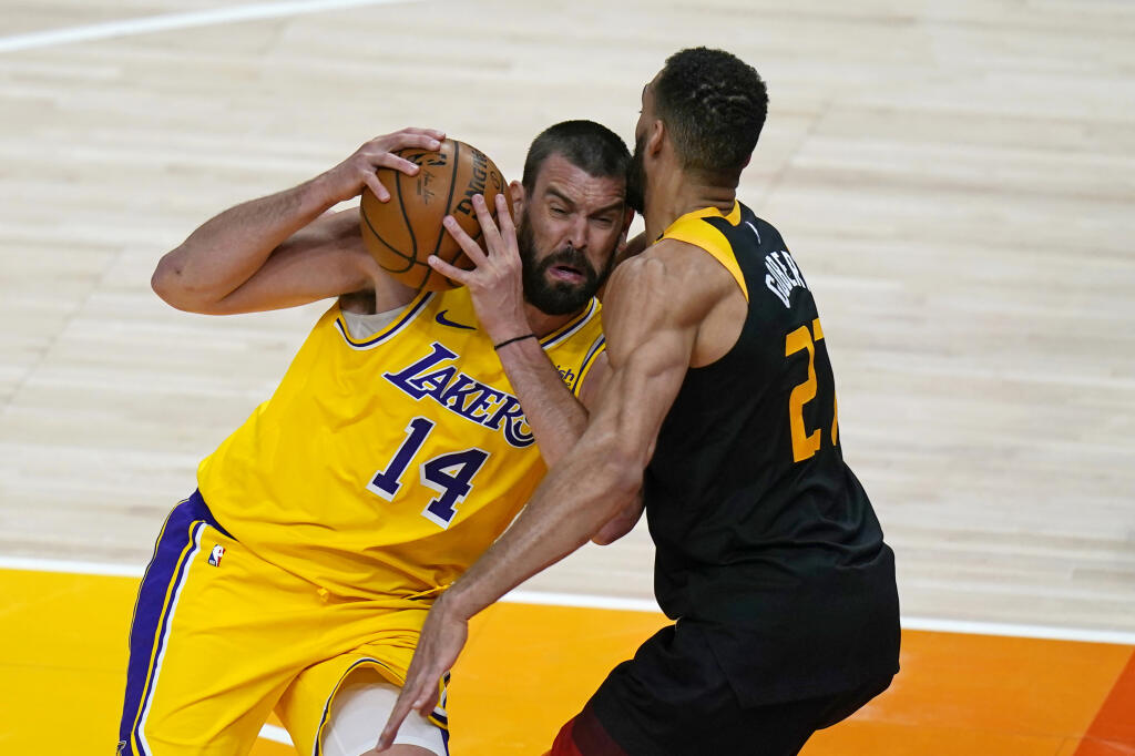 Hráč Utahu Jazz Rudy Gobert (vpravo) bráni Marca Gasola z Los Angeles Lakers v basketbalovom zápase zámorskej NBA v Salt Lake City 24. februára 2021.