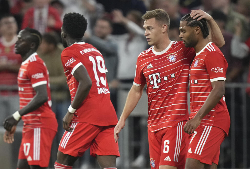 PK 92 Mníchov - Na snímke prvý sprava futbalista Bayernu Serge Gnabry sa teší so spoluhráčmi po strelení úvodného gólu svojho tímu v zápase 11. kola nemeckej Bundesligy Bayern Mníchov - SC Freiburg v Mníchove 16. októbra 2022. FOTO TASR/AP
Bayern's Serge Gnabry, right, celebrates with teammates after scoring his side's opening goal during the German Bundesliga soccer match between FC Bayern Munich and SC Freiburg at the Allianz Arena in Munich, Germany, Oct. 16, 2022. (AP Photo/Matthias Schrade