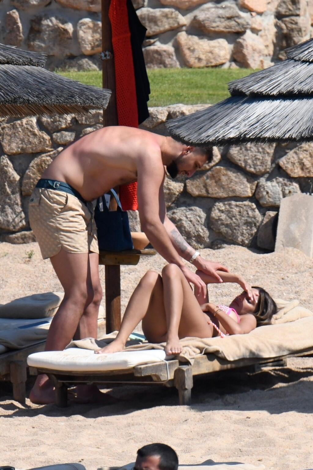 Donnarumma si užíva na dovolenke na Sardínii, spoločnosť mu robí sexi priateľka Alessia.