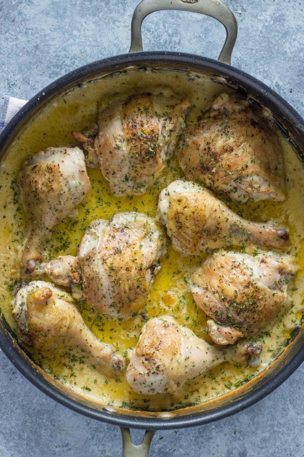 Приготовить курицу в соусе на сковороде. Куриные бедрышки в сливочном соусе. Курица в сковороде в духовке. Курица в сливочном соусе в духовке. Куриные ножки на сковороде.
