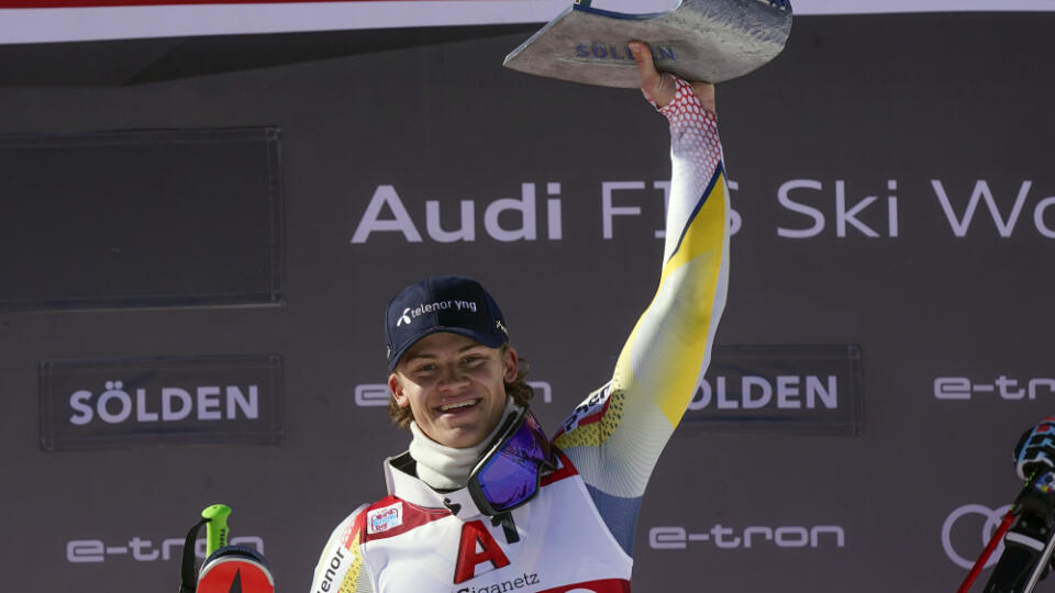 EBE 26 Sölden - Nór Lucas Braathen zvíťazil v obrovskom slalome Svetového pohára alpských lyžiarov v rakúskom Söldenr v nedeľu 18. októbra 2020. FOTO TASR/AP
Norway's Lucas Braathen celebrates on the podium after winning an alpine ski, men's World Cup giant slalom in Soelden, Austria, Sunday, Oct. 18, 2020. (AP Photo/Giovanni Auletta)