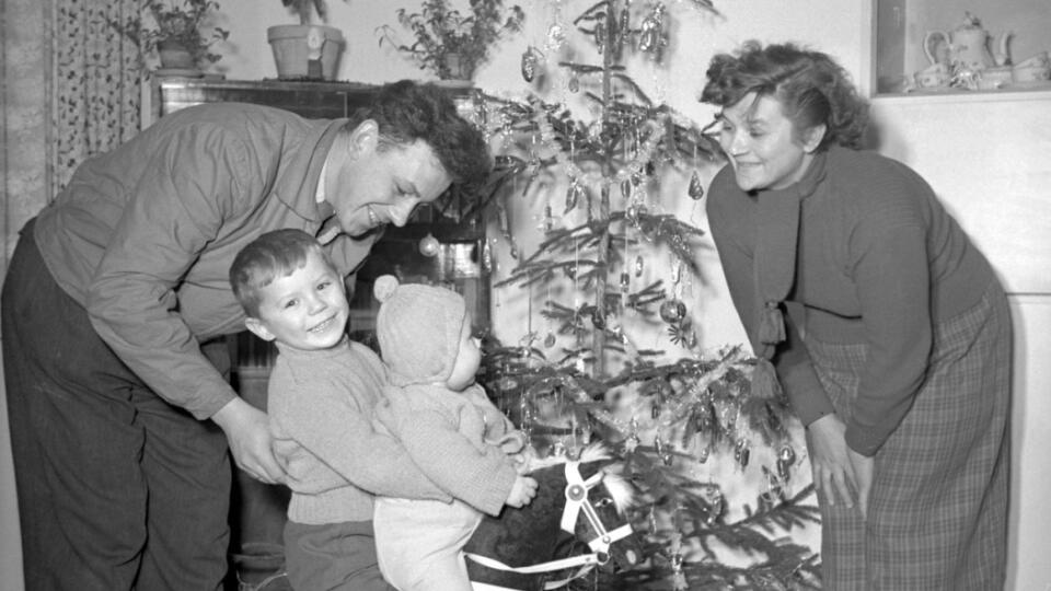 Aj takto vyzerali Vianoce v bežnej rodine v roku 1957. Darčekov bolo skromne, no deti z nich mali radosť.