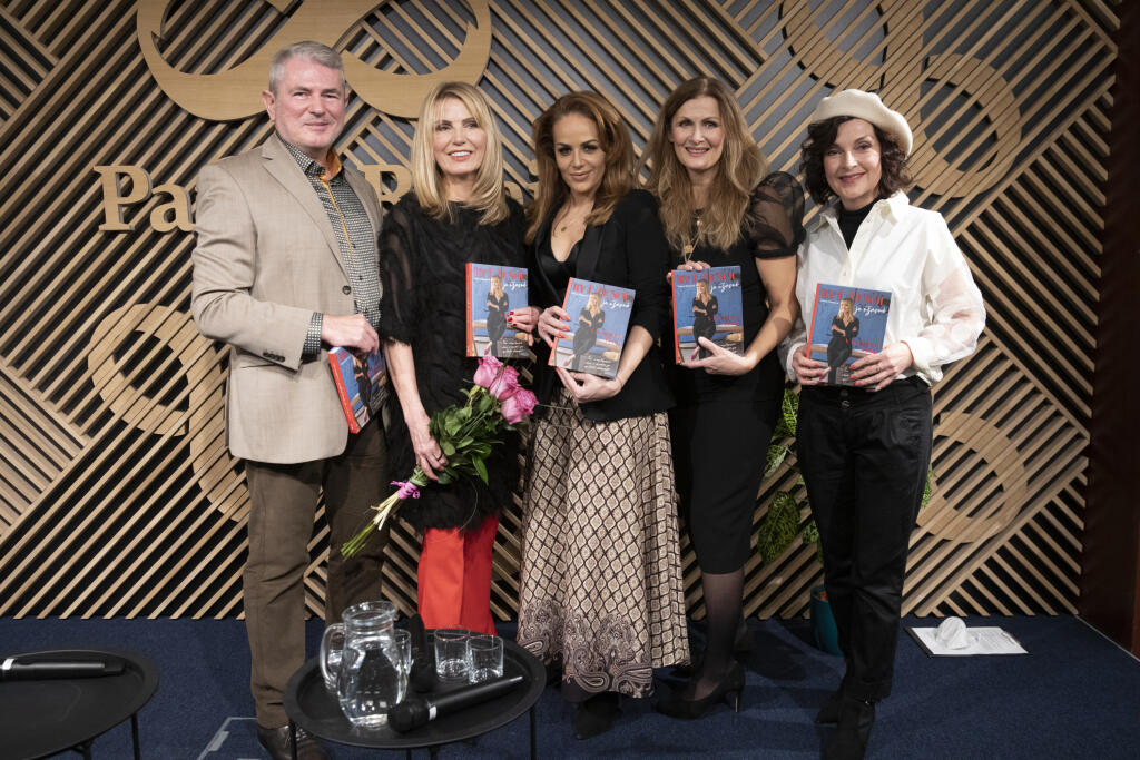 Krst knihy Emmy Tekelyovej ,, Byť ženou je úžasné “.
Na snímke Miloš Bubán, Emma Tekelyová, Karin Hajdu, Katarína Brychtová, Beáta Dubasová,