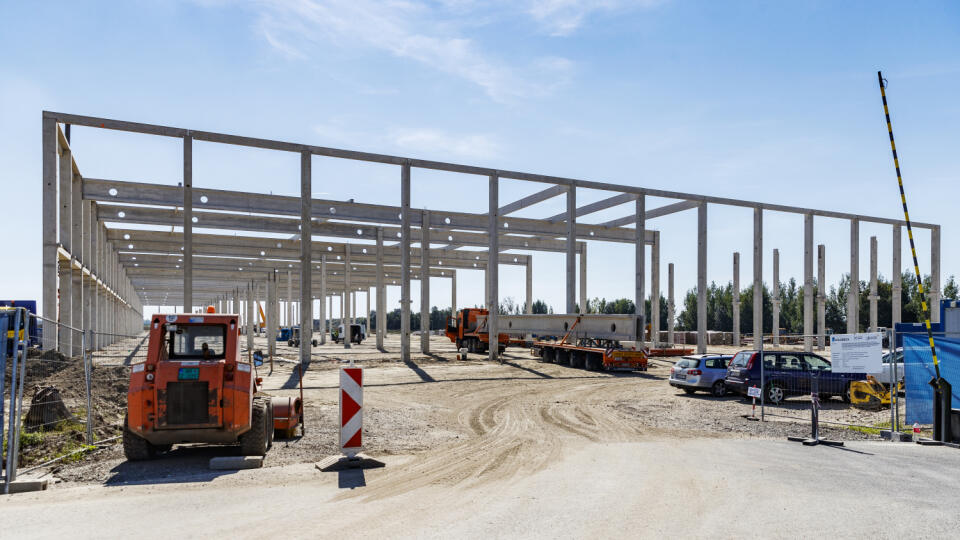 Na stavenisku projektu P3 Logistic Parks došlo k nehode, pri ktorej sa betónový pilier zrútil na nohy jedného z pracovníkov. Nehodu vyšetruje polícia.