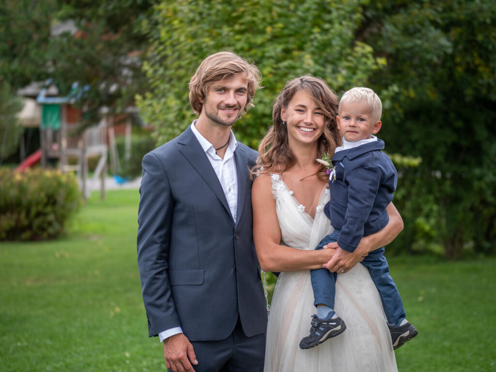 Zuzana a Martin sú spolu už 13 rokov, no áno si povedali až pred pár dňami v krásnom prostredí pri Liptovskej Mare. Na svadbe nechýbal ani ich dvojročný syn Martinko.