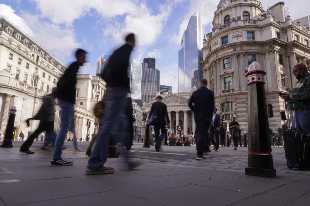 WA 27 archív Londýn - Na archívnej snímke zo 7. októbra 2022 ľudia kráčajú okolo britskej centrálnej banky (Bank of England, BoE) v Londýne. Ekonomika Británie zaznamenala v auguste nečakaný pokles, čo signalizuje, že hospodárstvo pravdepodobne smeruje do recesie. Podľa britského štatistického úradu ONS ekonomika v auguste oproti predchádzajúcemu mesiacu pokles o 0,3 %. Analytici pritom očakávali stagnáciu.  Pod augustový pokles ekonomiky sa do veľkej miery podpísal horší vývoj vo výrobnom sekto