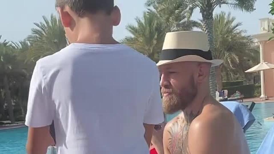 VIDEO McGregor môže na oddych zabudnúť: Fanúšikovia ho prenasledujú aj na dovolenke!