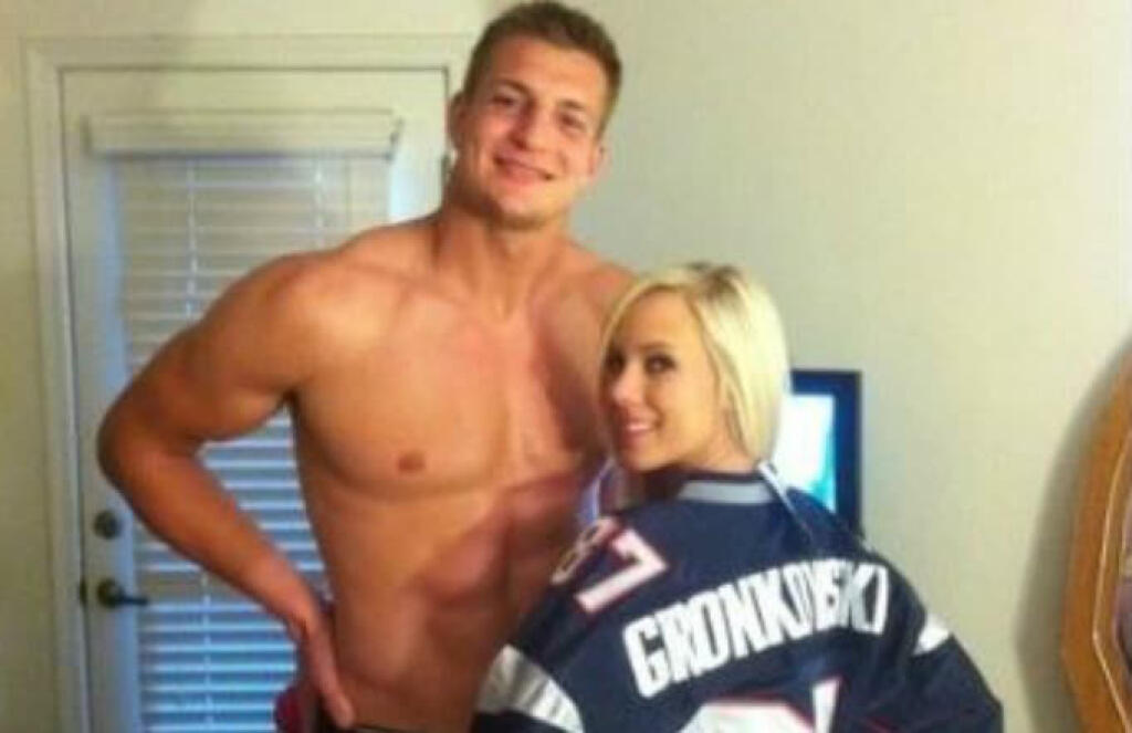 Pornoherečka Bibi Jones síce tvrdí, že medzi ním americkým futbalistom Robom Gronkowskim (28) sa nič nestalo, ale jedna fotografia hovorí za všetko. On polonahý a ona v jeho drese chcela len prilákať na seba pozornosť ďalších fanúšikov.