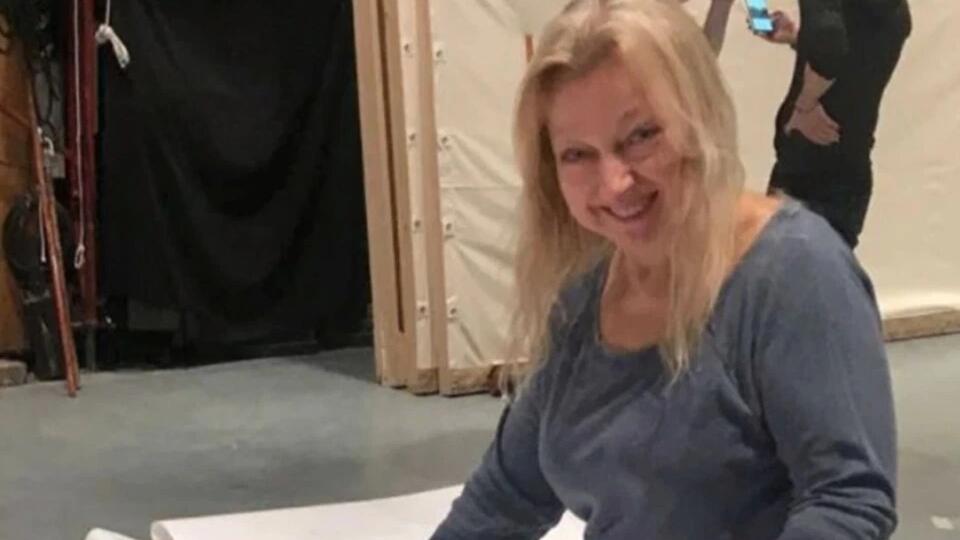 Držiteľku prestížneho ocenenia Emmy, 66-ročnú hollywoodsku televíznu dizajnérku Evelyn Sakash, objavili ležať mŕtvu pod hromadou odpadkov, ktorými si sama zaplnila svoj dom v New Yorku.