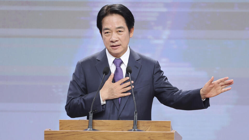 EBE 10 Tchaj-pej - Na snímke hlavný kandidát na taiwanského prezidenta, Laj Čching-te, známy aj pod menom William Lai, ktorého nominovala vládnuca Demokratická pokroková strana (DPP) počas televíznej debaty v Taiwan Public Television Service v Tchaj-peji 30. decembra 2023. FOTO TASR/AP
Taiwan President and Democratic Progressive Party presidential candidate William Lai speaks at the presidential debates at Taiwan Public Television Service in Taipei, Taiwan, Saturday, Dec. 30, 2023. Taiwan will